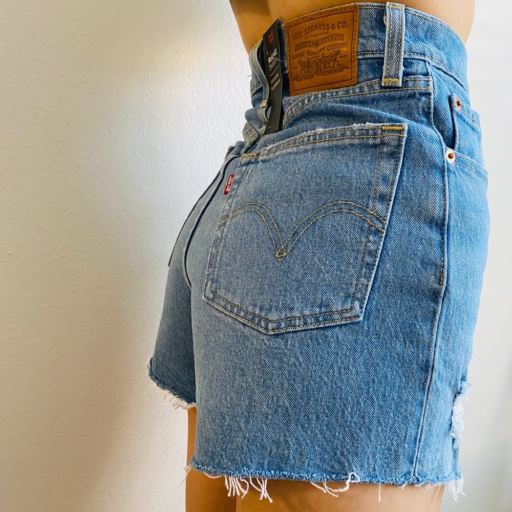 NWT Levi’s Premium Ribcage shorts in Tango beach